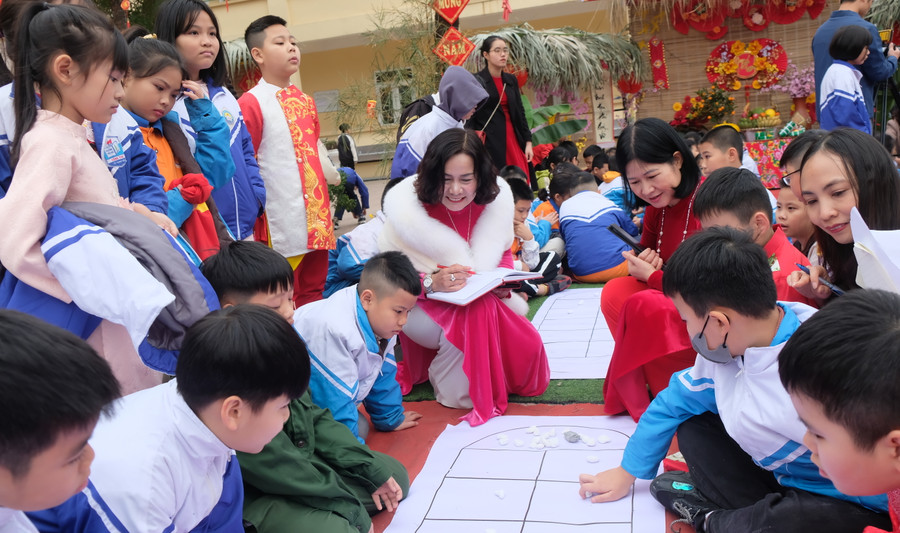 Các trò chơi dân gian được học sinh hào hứng tham gia.