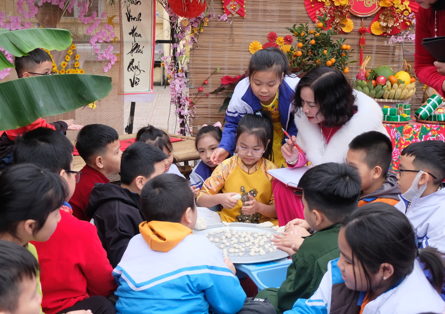 Học sinh trải nghiệm làm bánh.