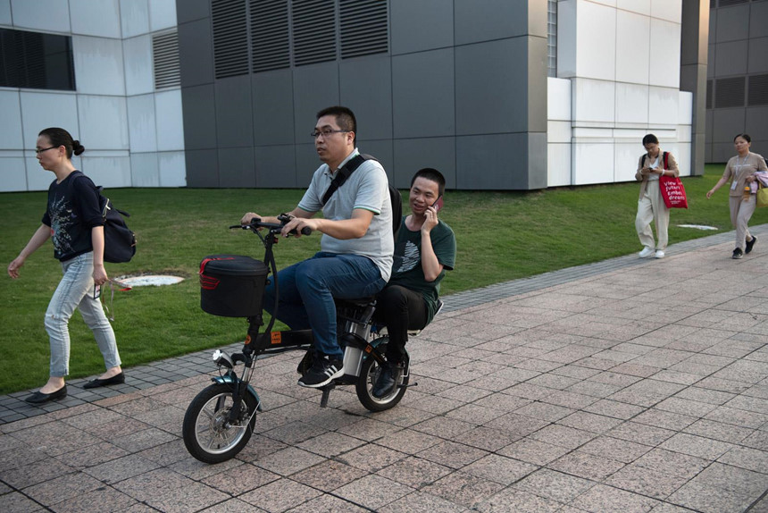 Ben trong dai ban doanh Huawei o 