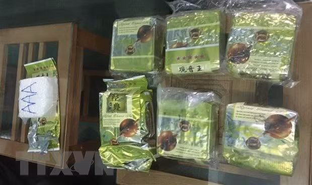 Bảy túi vuông nặng 7kg nghi ma túy đá được người dân phát hiện dọc bờ biển. (Ảnh: Thanh Thủy/TTXVN)