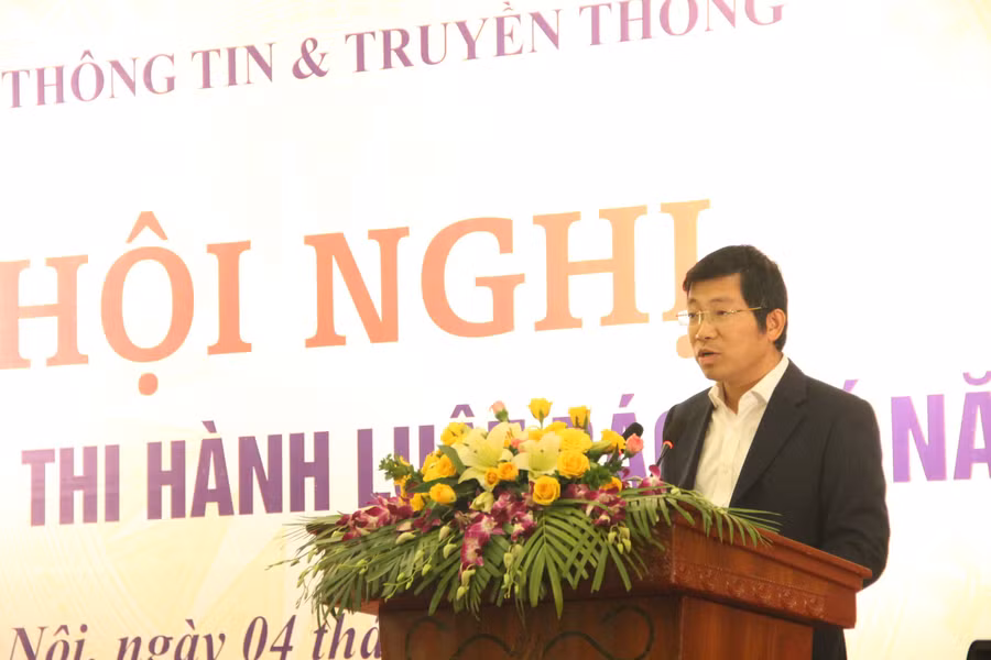 Ông Lưu Đình Phúc, Cục trưởng Cục Báo chí, Bộ Thông tin và Truyền thông báo cáo sơ kết 3 năm thi hành Luật Báo chí 2016. Ảnh: VGP/Ngô Lộc