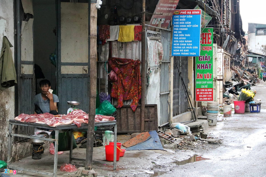 Người dân xung quanh Công ty Rạng Đông vẫn rất hoang mang trước nhiều thông tin bất nhất. Ảnh: Hồng Quang. Tay doc nha may Rang Dong phuc tap nhu the nao? hinh anh 2