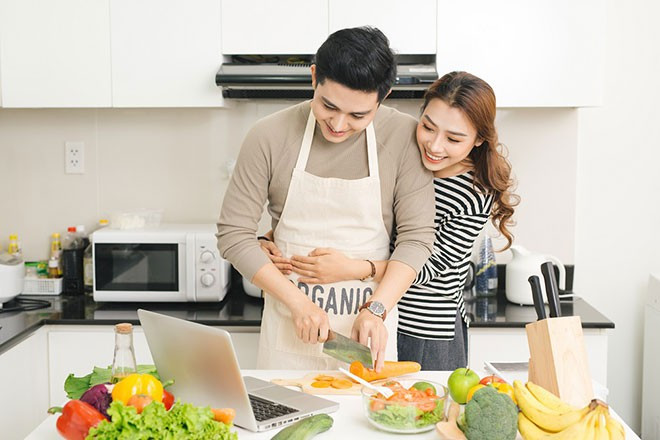 Chồng tôi tuy kiệm lời nhưng biết quan tâm vợ con và thể hiện tình cảm bằng hành động. (Ảnh minh họa).