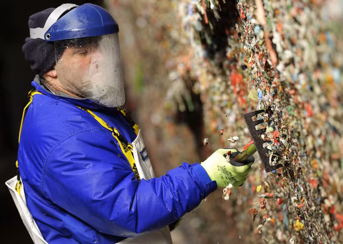 Bức tường đầy bã kẹo thành điểm tham quan