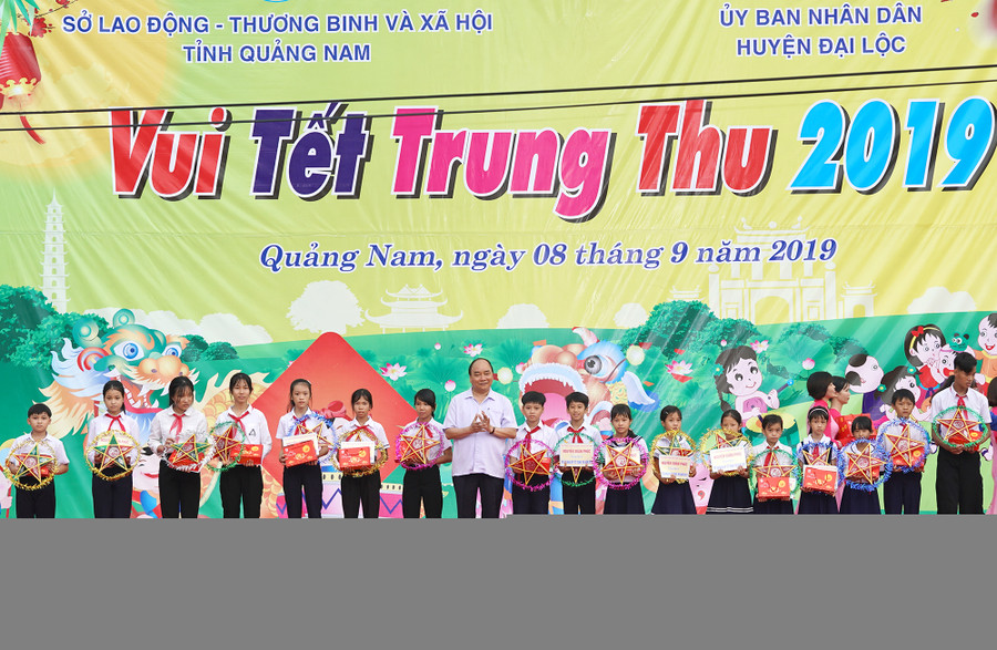 Thủ tướng tặng quà Trung thu cho trẻ em nghèo Quảng Nam ảnh 4 Thủ tướng tặng quà Trung thu cho trẻ em nghèo Quảng Nam ảnh 4