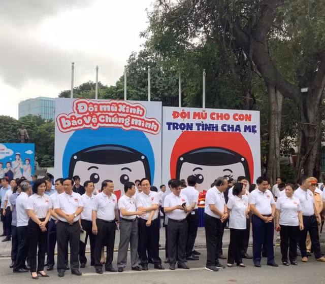 Phó Thủ tướng cùng hàng nghìn người xuống đường vận động “đội mũ bảo hiểm cho trẻ em” - 2