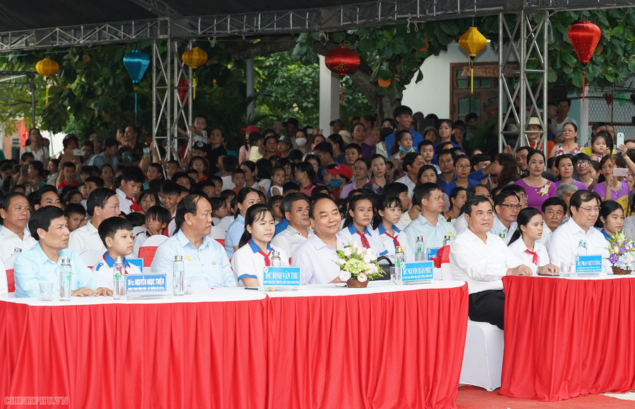 Thủ tướng tặng quà Trung thu cho trẻ em nghèo Quảng Nam ảnh 3 Thủ tướng tặng quà Trung thu cho trẻ em nghèo Quảng Nam ảnh 3