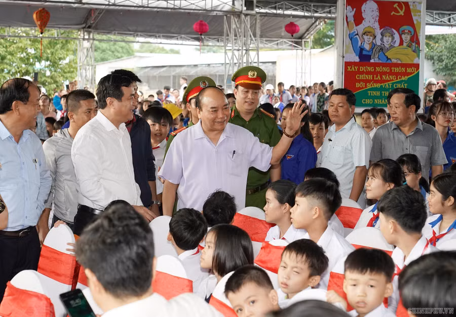 Thủ tướng tặng quà Trung thu cho trẻ em nghèo Quảng Nam