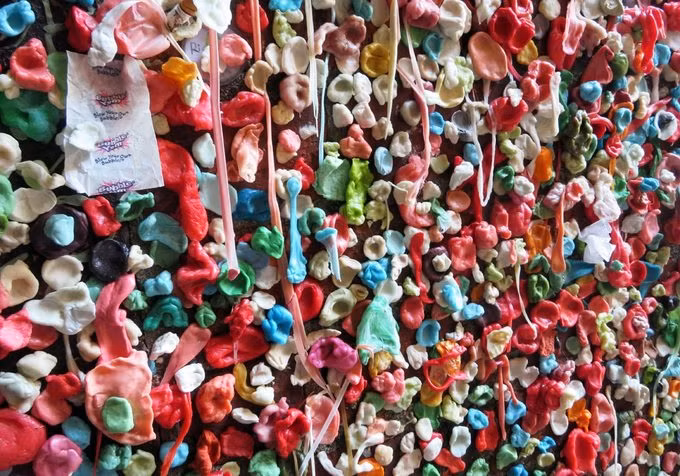 Bức tường đầy bã kẹo thành điểm tham quan