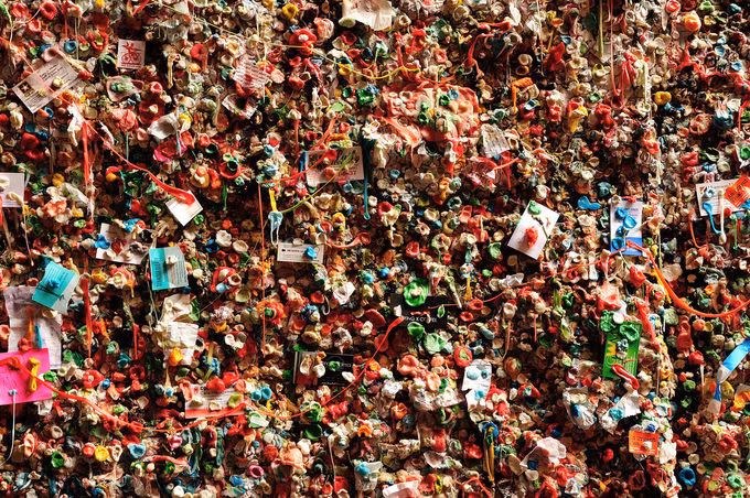 Bức tường đầy bã kẹo thành điểm tham quan