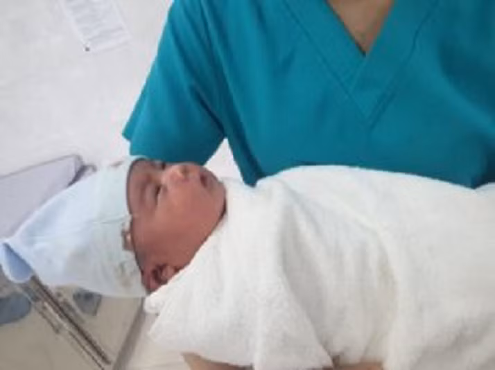 Bé trai nặng 5kg vừa chào đời ở Quảng Ngãi. (Ảnh: B.V).