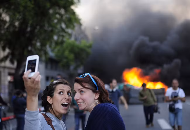 Chụp ảnh khoe với thiên hạ ở đây có đám cháy đi.