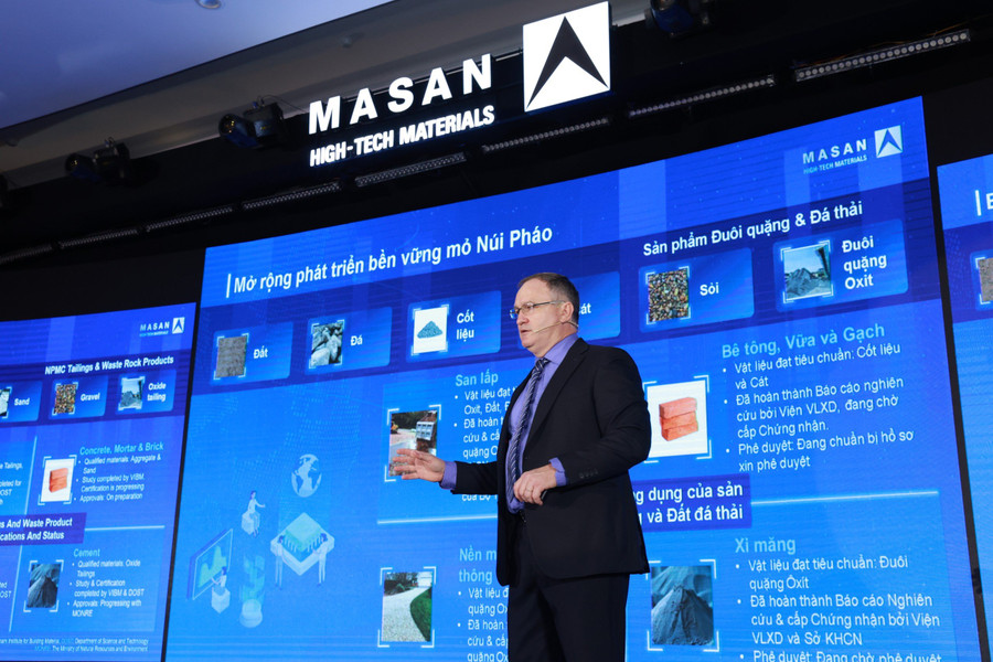 Tổng Giám đốc Masan High-Tech Materials trình bày kết quả sản xuất kinh doanh 2023 và định hướng 2024 tại Đại hội.