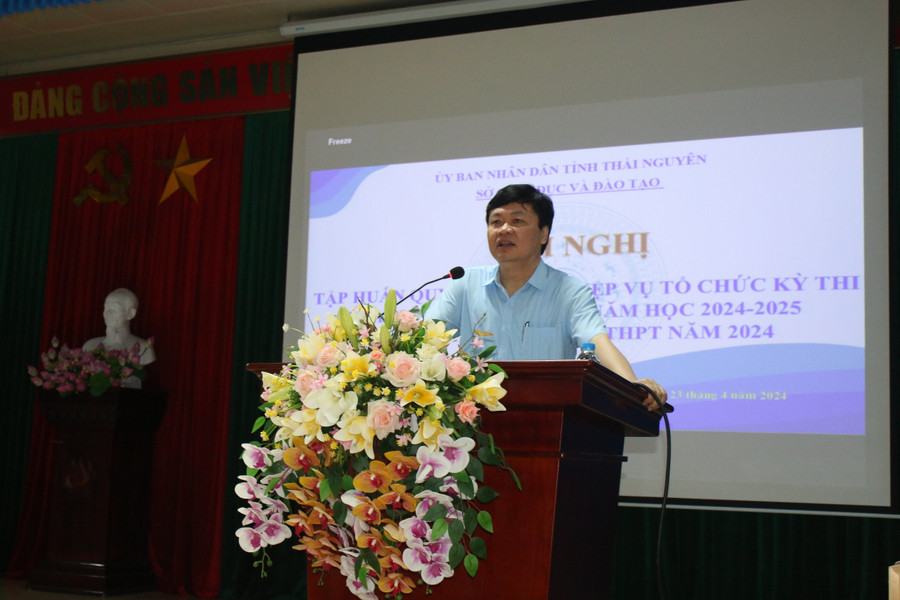 Ông Phạm Việt Đức, Giám đốc Sở GD&ĐT tỉnh Thái Nguyên phát biểu khai mạc Hội nghị. Ông Phạm Việt Đức, Giám đốc Sở GD&ĐT tỉnh Thái Nguyên phát biểu khai mạc Hội nghị.