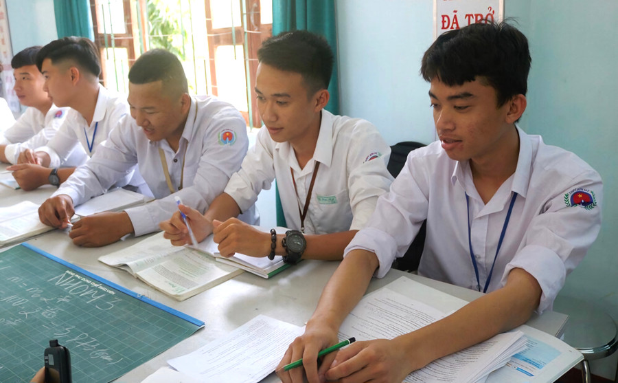 Học sinh lớp 12C3 Trường THPT Sơn Mỹ trong giờ học.