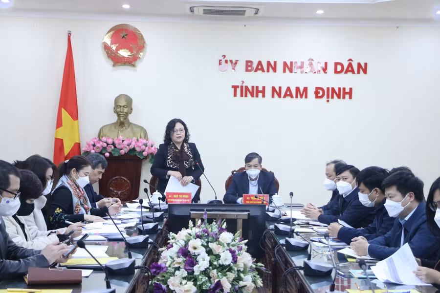 Thứ trưởng Bộ GD&amp;ĐT Ngô Thị Minh và Phó Chủ tịch UBND tỉnh Nam Định Trần Lê Đoài chủ trì cuộc họp.