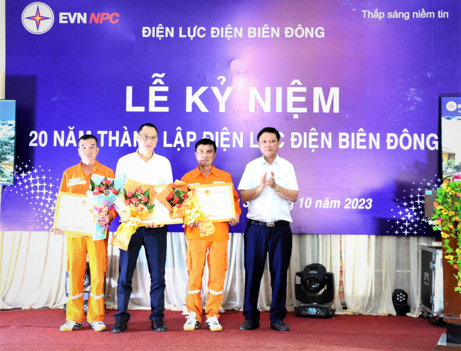 Ông Trần Đức Dũng, Giám đốc Công ty Điện lực Điện Biên trao Bằng khen của Tập đoàn Điện lực Việt Nam cho các cá nhân.