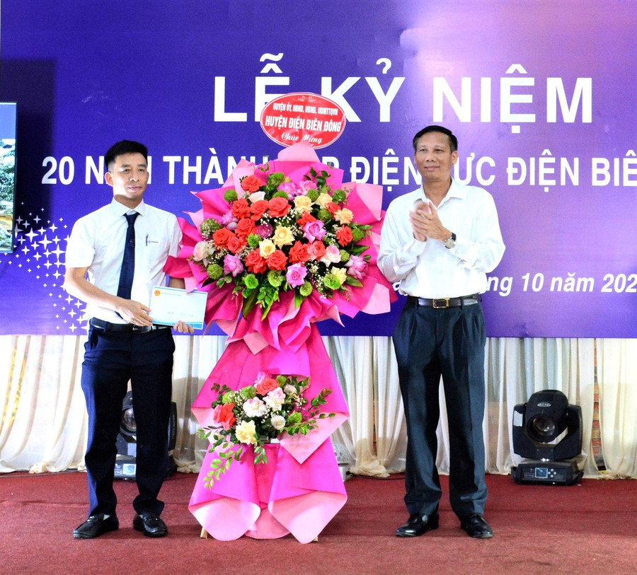 Lãnh đạo UBND huyện Điện Biên Đông tặng hoa chúc mừng Điện lực Điện Biên Đông.