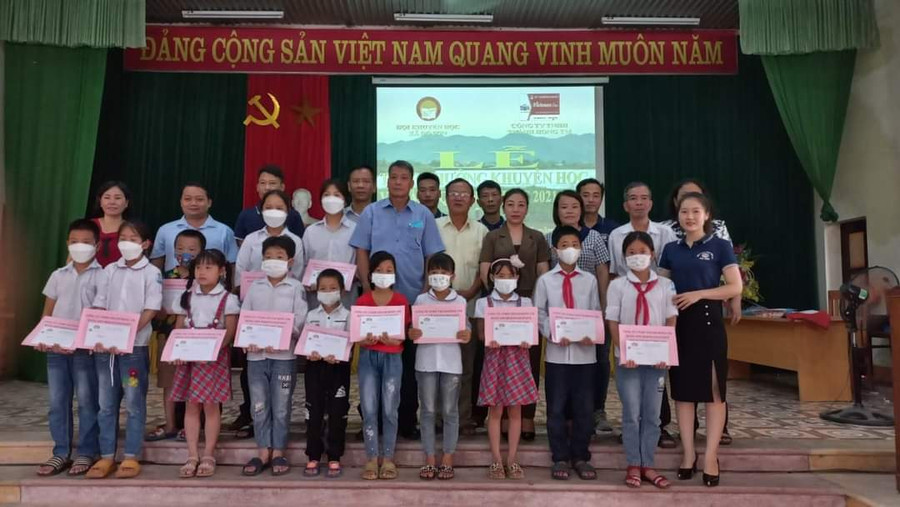 Công Ty Sơn DEKonano trao quà cho học sinh có hoàn cảnh khó khăn. Công Ty Sơn DEKonano trao quà cho học sinh có hoàn cảnh khó khăn.