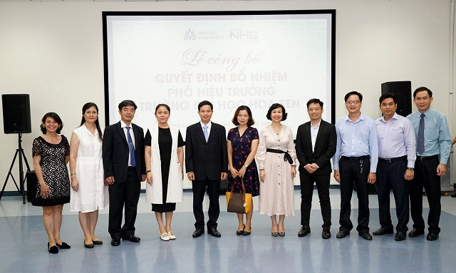 Ban lãnh đạo NHG cùng BGH trường ĐH Hoa Sen chụp hình lưu niệm cùng tân Phó Hiệu trưởng Ban lãnh đạo NHG cùng BGH trường ĐH Hoa Sen chụp hình lưu niệm cùng tân Phó Hiệu trưởng