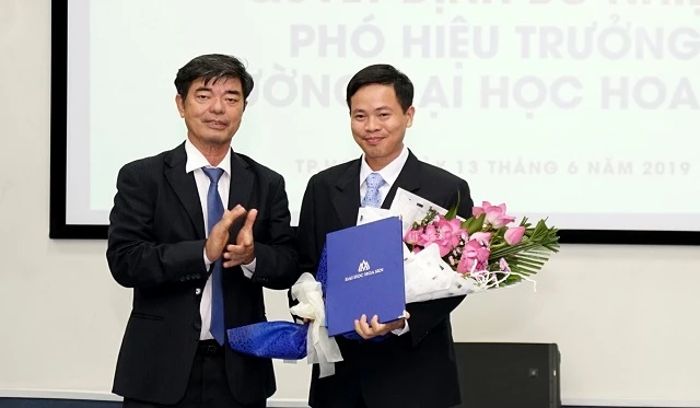 PGS.TS Thái Bá Cần – Phó TGĐ Phát triển khối Đại học Tập đoàn – Chủ tịch HĐQT trường Đại học Hoa Sen trao quyết định bổ nhiệm cho PGS.TS Nguyễn Ngọc Vũ