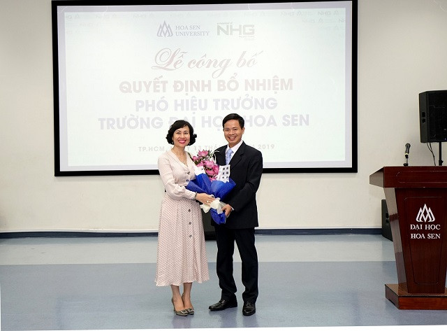 NGƯT.GS.TS Mai Hồng Quỳ - Hiệu trưởng trường Đại học Hoa Sen tặng hoa chúc mừng tân Phó Hiệu trưởng NGƯT.GS.TS Mai Hồng Quỳ - Hiệu trưởng trường Đại học Hoa Sen tặng hoa chúc mừng tân Phó Hiệu trưởng