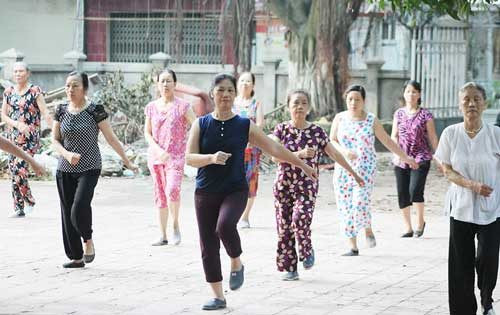 Người lớn tuổi tập thể dục buổi sáng tại TPHCM Người lớn tuổi tập thể dục buổi sáng tại TPHCM