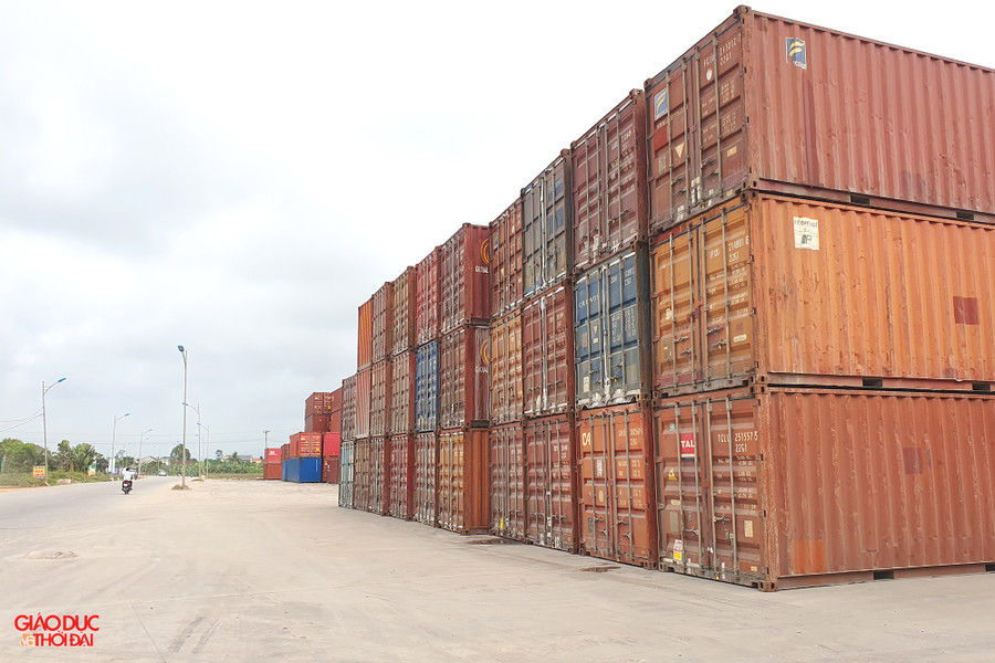 &quot;Núi&quot; container khiến người đi đường khiếp sợ. Ảnh: Phạm Tâm.