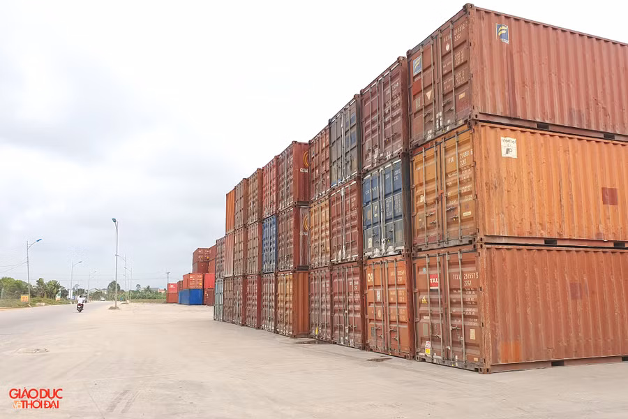 "Núi" container khiến người đi đường khiếp sợ. Ảnh: Phạm Tâm. "Núi" container khiến người đi đường khiếp sợ. Ảnh: Phạm Tâm.