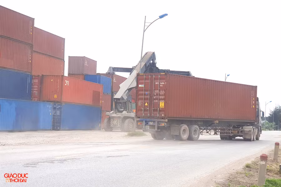 Xe đầu kéo chở container ra vào liên tục để xếp dỡ hàng. Ảnh: Phạm Tâm. Xe đầu kéo chở container ra vào liên tục để xếp dỡ hàng. Ảnh: Phạm Tâm.