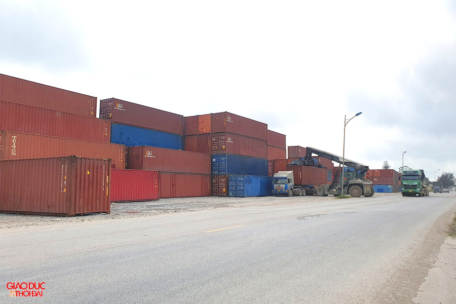 Bãi tập kết container của Công ty Toàn Cầu dọc tỉnh lộ 536 đoạn qua huyện Nghi Lộc, Nghệ An. Ảnh: Phạm Tâm.