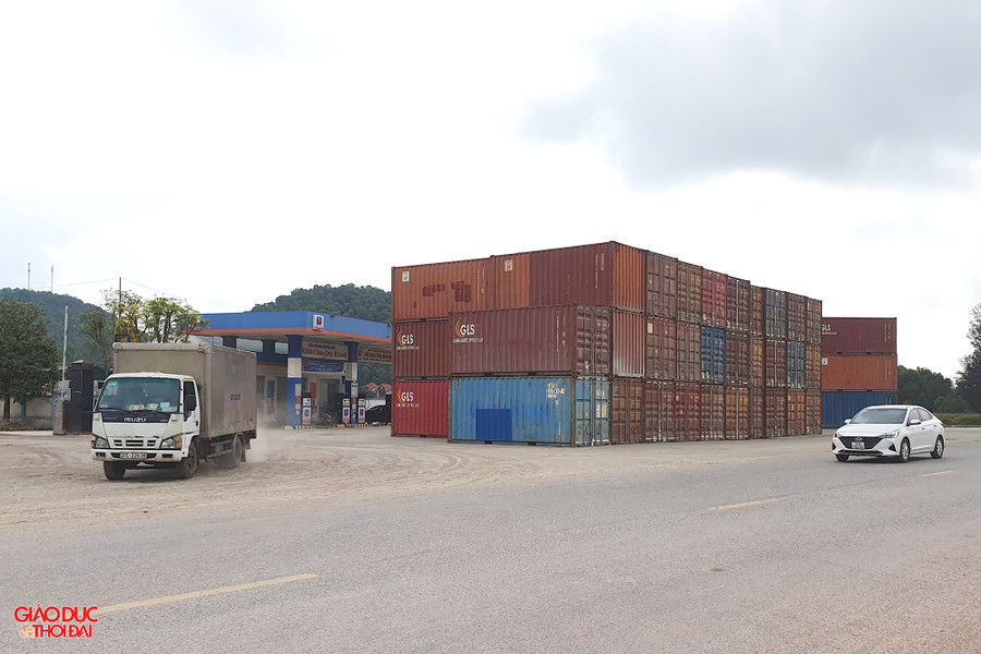 Doanh nghiệp này còn tận dụng mặt tiền của cây xăng để tập kết container. Ảnh: Phạm Tâm.