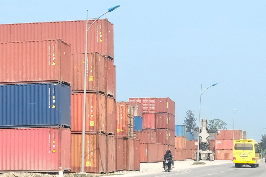 Có thời điểm Công ty Toàn Cầu xếp hàng chục container sát mốc lộ giới tỉnh lộ 536. Ảnh: Đình Tiệp.