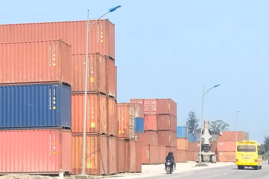 Có thời điểm Công ty Toàn Cầu xếp hàng chục container sát mốc lộ giới tỉnh lộ 536. Ảnh: Đình Tiệp. Có thời điểm Công ty Toàn Cầu xếp hàng chục container sát mốc lộ giới tỉnh lộ 536. Ảnh: Đình Tiệp.