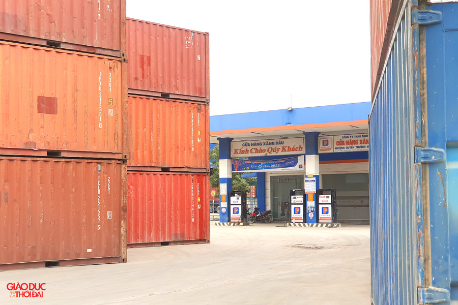 Công ty Toàn Cầu tận dụng sân cửa hàng xăng dầu để tập kết hàng hóa. Ảnh: Phạm Tâm.