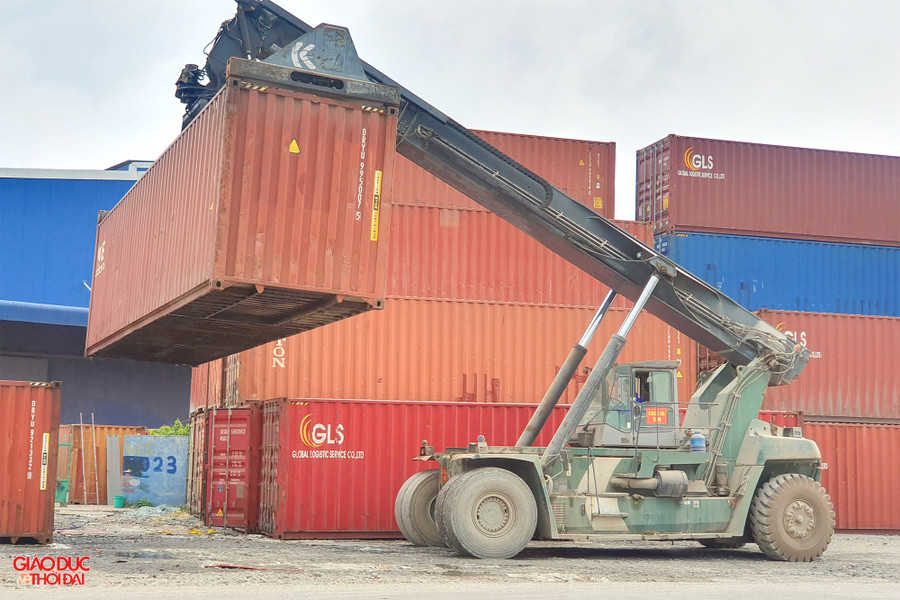 Hoạt động bốc xếp diễn ra bên hành lang ATGT khiến nhiều người dân mỗi lần đi qua đây đều &quot;khiếp sợ&quot;. Ảnh: Phạm Tâm.