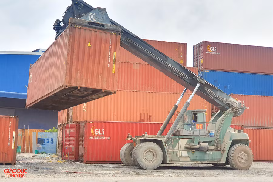 Hoạt động bốc xếp diễn ra bên hành lang ATGT khiến nhiều người dân mỗi lần đi qua đây đều "khiếp sợ". Ảnh: Phạm Tâm. Hoạt động bốc xếp diễn ra bên hành lang ATGT khiến nhiều người dân mỗi lần đi qua đây đều "khiếp sợ". Ảnh: Phạm Tâm.