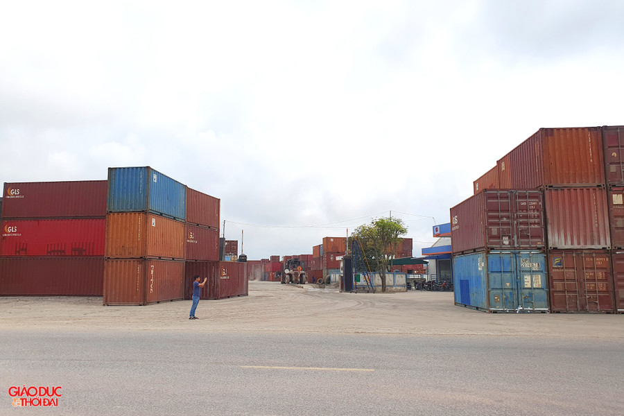 Lối vào cổng Công ty TNHH Dịch vụ tiếp vận Toàn Cầu nằm trên tỉnh lộ 536. Ảnh: Phạm Tâm.