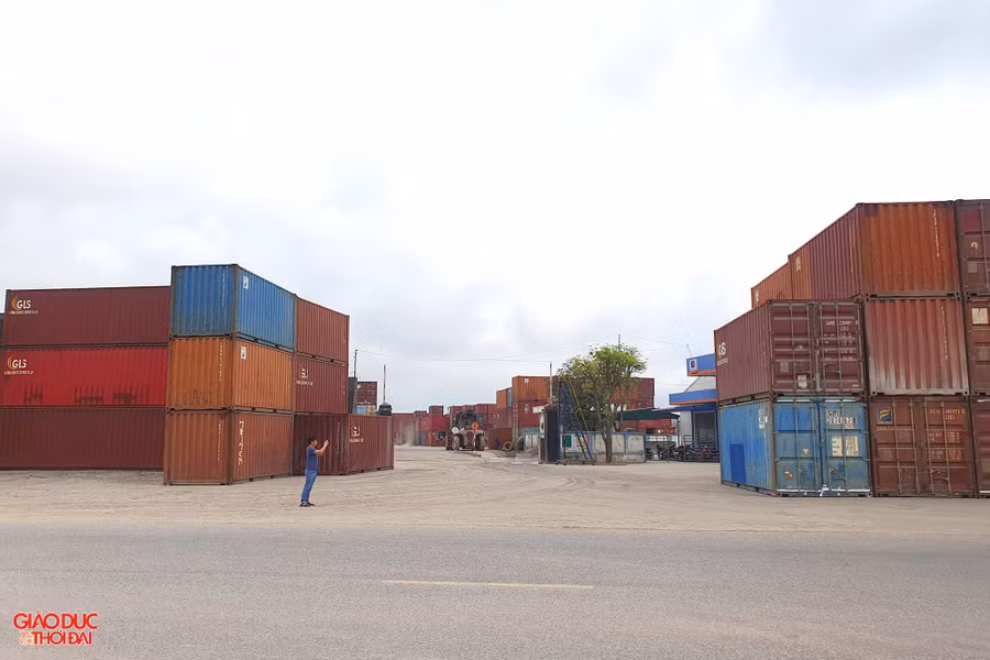 Lối vào cổng Công ty TNHH Dịch vụ tiếp vận Toàn Cầu nằm trên tỉnh lộ 536. Ảnh: Phạm Tâm. Lối vào cổng Công ty TNHH Dịch vụ tiếp vận Toàn Cầu nằm trên tỉnh lộ 536. Ảnh: Phạm Tâm.