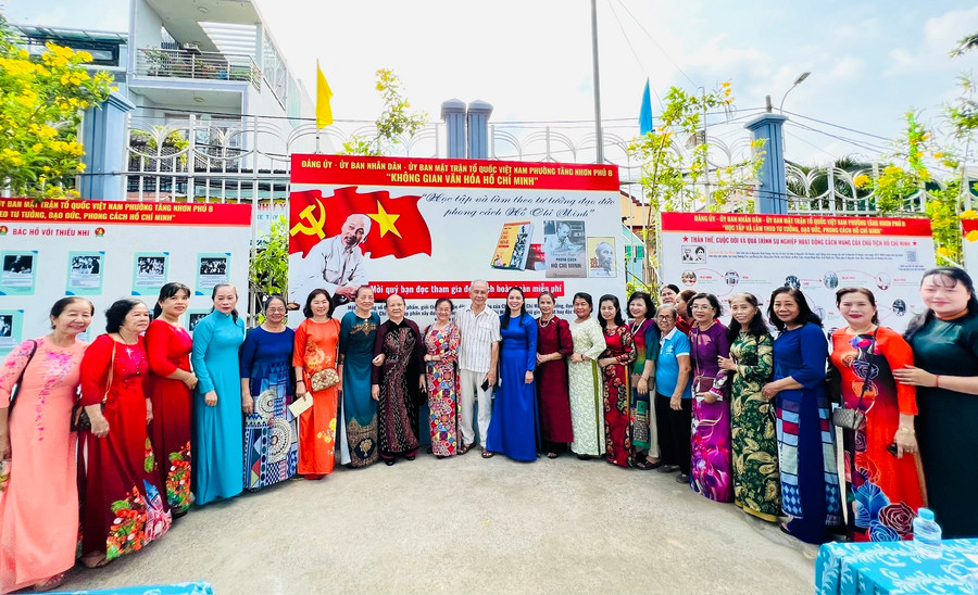 Đại diện các Chi bộ, Hội phụ nữ phường Tăng Nhơn Phú B, TP Thủ Đức chụp ảnh kỉ niệm.