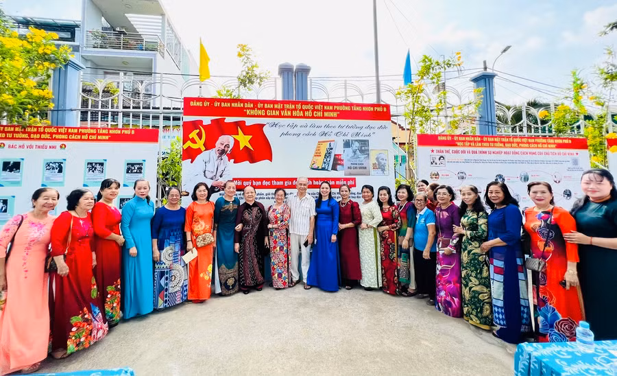 Đại diện các Chi bộ, Hội phụ nữ phường Tăng Nhơn Phú B, TP Thủ Đức chụp ảnh kỉ niệm.