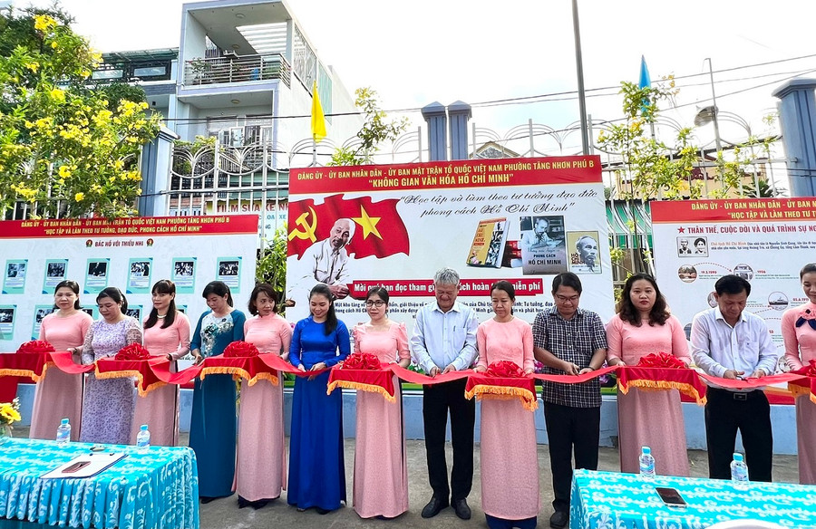 Đảng ủy Phường Tăng Nhơn Phú B, TP Thủ Đức cùng khách mời cắt băng khánh thành Không gian Văn hóa Hồ Chí Minh.