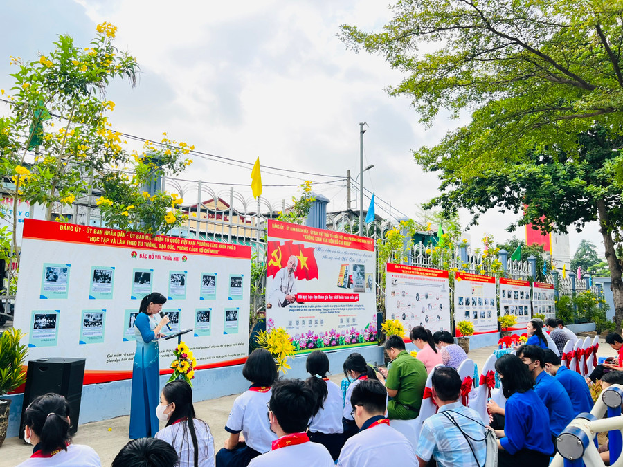 Bà Huỳnh Thị Kim Lan, Phó bí thư thường trực Đảng ủy phường Tăng Nhơn Phú B, TP Thủ Đức thông tin về quá trình triển khai các hoạt động xây dựng Không gian Văn hóa Hồ Chí Minh tại phường.