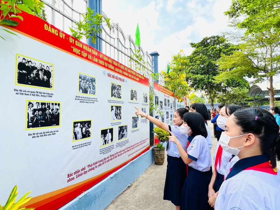 Học sinh hào hứng tham quan Không gian Văn hóa Hồ Chí Minh tại Trung tâm Văn hóa - Thể thao Phường Tăng Nhơn Phú B, TP Thủ Đức.