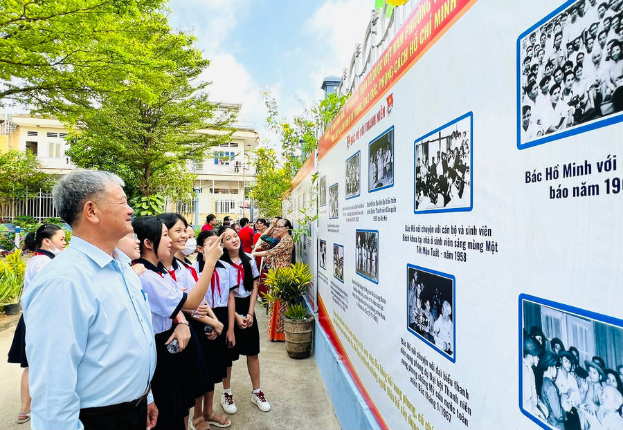 Ông Nguyễn Văn Băng – Phó trưởng ban Dân vận TP Thủ Đức cùng học sinh tham quan tư liệu giới thiệu về Bác Hồ.