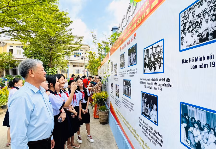 Ông Nguyễn Văn Băng – Phó trưởng ban Dân vận TP Thủ Đức cùng học sinh tham quan tư liệu giới thiệu về Bác Hồ.
