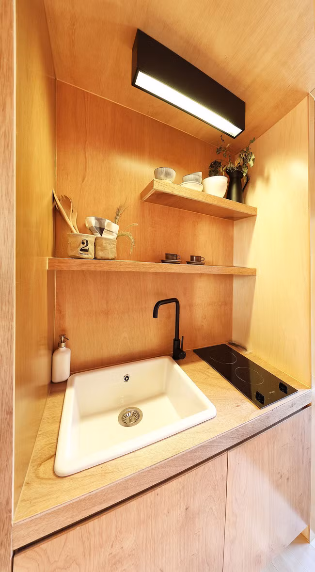 Thiết kế nhà nhỏ 20m² ấn tượng với phòng ngủ trên gác xép vừa đáng yêu vừa siêu tiết kiệm - Ảnh 4.