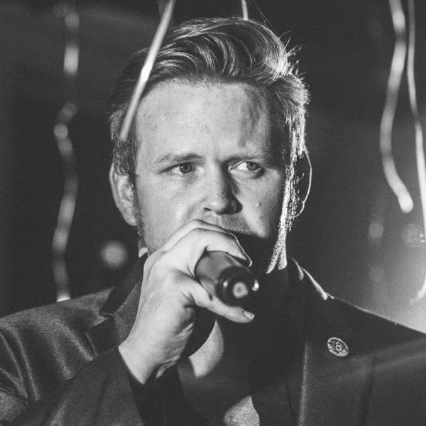 Bất ngờ với hình ảnh già giặn của chồng Elly Trần