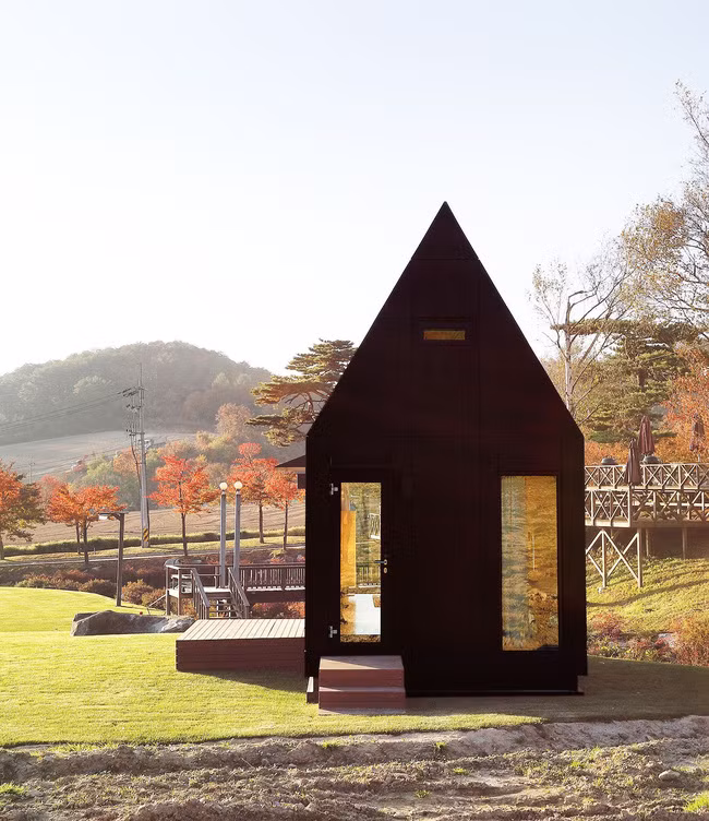 Thiết kế nhà nhỏ 20m² ấn tượng với phòng ngủ trên gác xép vừa đáng yêu vừa siêu tiết kiệm - Ảnh 1.