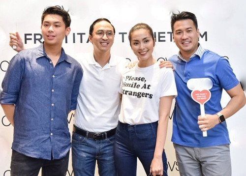 Cựu diễn viên Thủy Tiên và doanh nhân Johnathan Hạnh Nguyễn có hai con chung là Thảo Tiên và Hiếu Nguyễn. Trong số anh em, Hiếu Nguyễn (trái) có cuộc sống kín tiếng nhất nhưng vẫn được công chúng quan tâm. Tuần trước, anh tham dự sự kiện của vợ chồng anh trai - Louis Nguyễn và Tăng Thanh Hà (giữa). Anh diện sơ mi giá rẻ mua ở cửa hàng thời trang của gia đình. Cựu diễn viên Thủy Tiên và doanh nhânJohnathan và bà Thủy Tiên có 2 con chung, đó là Thảo Tiên và con trai Hiếu Nguyễn.